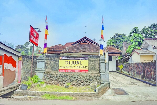 A residential area with a house labeled "DIJUAL" and contact information. - OYO 92994 Wisma Kencana Indah (Karehkel)