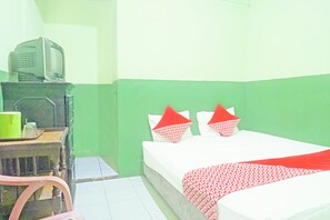 Standard Double Room | Laptop workspace, bed sheets - OYO 92994 Wisma Kencana Indah (Karehkel)