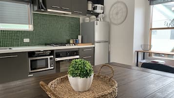 Een koelkast, een magnetron, een oven, een kookplaat