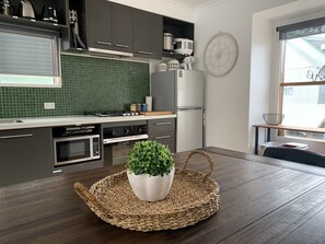 Fridge, microwave, oven, stovetop - Daydreamer-Townhouse (Dinner Plain)