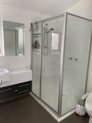 Suihku, hiustenkuivaaja, pyyhkeet, saippua