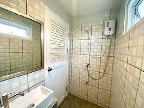 Superior Double Room | Bathroom - Aree House Poshtel (Pattaya)