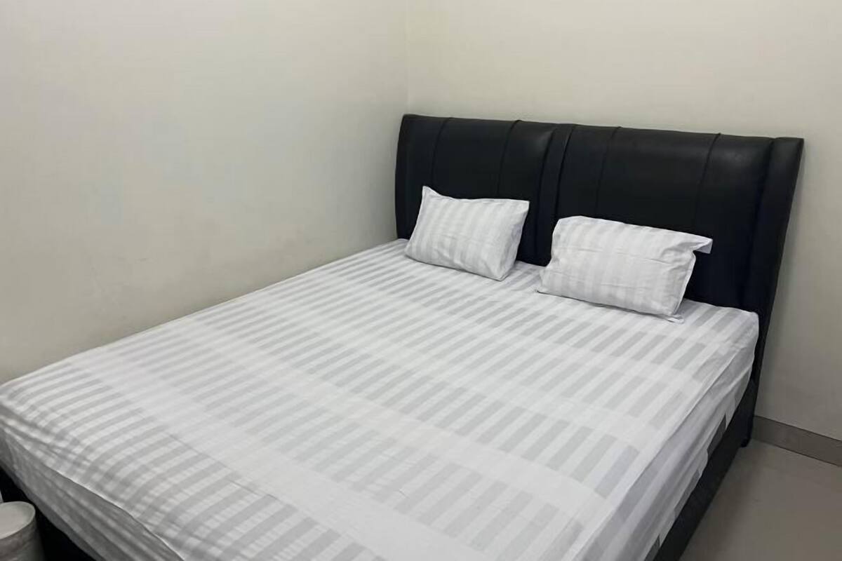 Laptop workspace, free WiFi, bed sheets