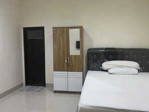 Basic Double Room | Laptop workspace, free WiFi, bed sheets