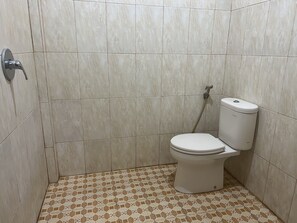Basic Double Room | Bathroom | Shower, towels, soap - Hotel O Anugrah Homestay Syariah (Makassar)