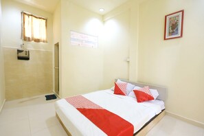 Standard Double Room | Desk, free WiFi, bed sheets - Hotel O Backpaker Seraya (Batam)