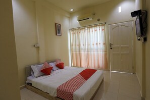 Standard Double Room | Desk, free WiFi, bed sheets - Hotel O Backpaker Seraya (Batam)