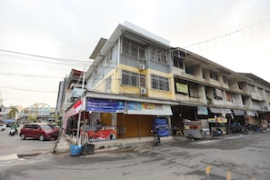 Exterior - Hotel O Backpaker Seraya (Batam)