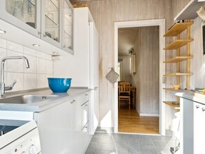 Køleskab, køkkentøj/tallerkener/redskaber