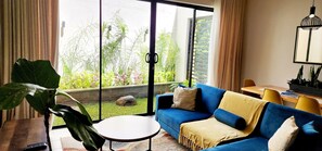 Luxury-Apartment | Wohnbereich | 55-Zoll-Flachbildfernseher mit Satellitenempfang