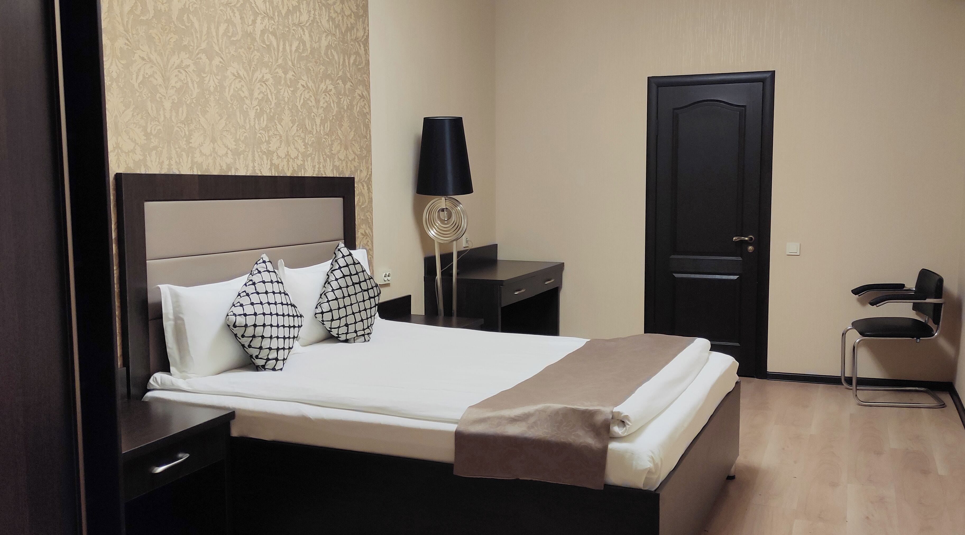 經典雙人房 | 房內夾萬、書桌、隔音、熨斗/熨衫板