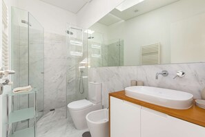Ensemble douche/baignoire, sèche-cheveux, serviettes fournies, savon