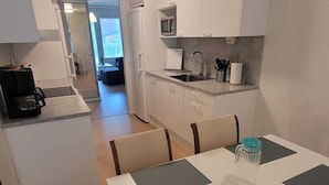Apartment | Eigene Küche | Großer Kühlschrank, Mikrowelle, Ofen, Herdplatte