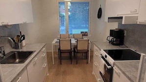 Apartment | Eigene Küche | Großer Kühlschrank, Mikrowelle, Ofen, Herdplatte