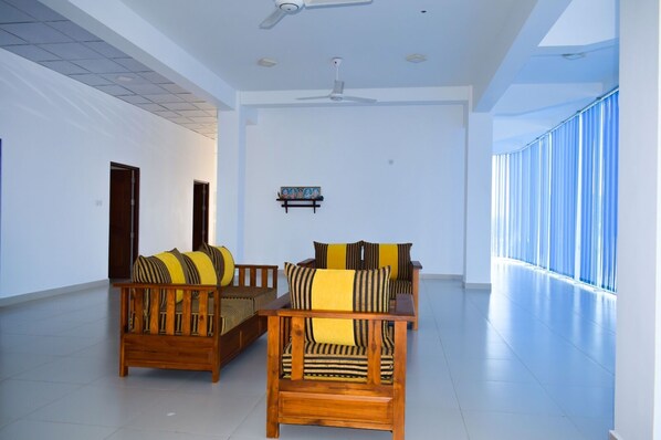 Living area - Catamaran 6 Guest Inn (Trincomalee)