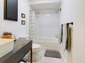 Secador de cabelo, toalhas de banho