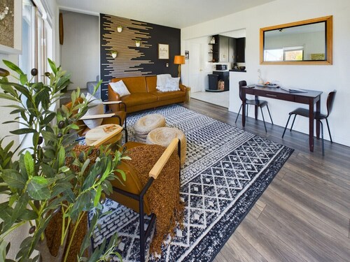 🌿  Modern Earthy Bungalow | KING Beds • A/C • Pet-Friendly Fenced Yard