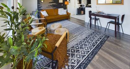 🌿 Modern Earthy Bungalow | KING Beds • A/C • Pet-Friendly Fenced Yard
