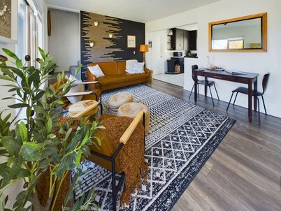 🌿  Modern Earthy Bungalow | KING Beds • A/C • Pet-Friendly Fenced Yard
