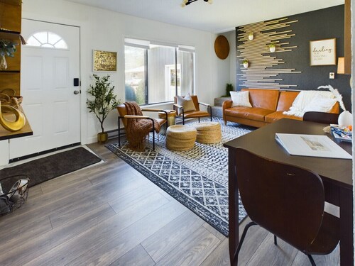 🌿  Modern Earthy Bungalow | KING Beds • A/C • Pet-Friendly Fenced Yard