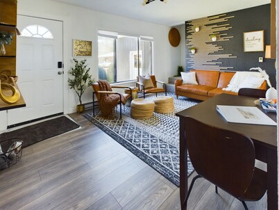 🌿  Modern Earthy Bungalow | KING Beds • A/C • Pet-Friendly Fenced Yard