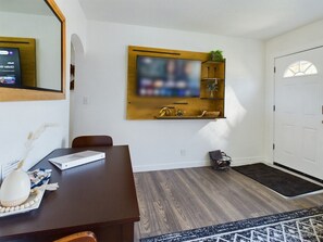 Interior - 🌿 Modern Earthy Bungalow | KING Beds • A/C • Pet-Friendly Fenced Yard (Corvallis)