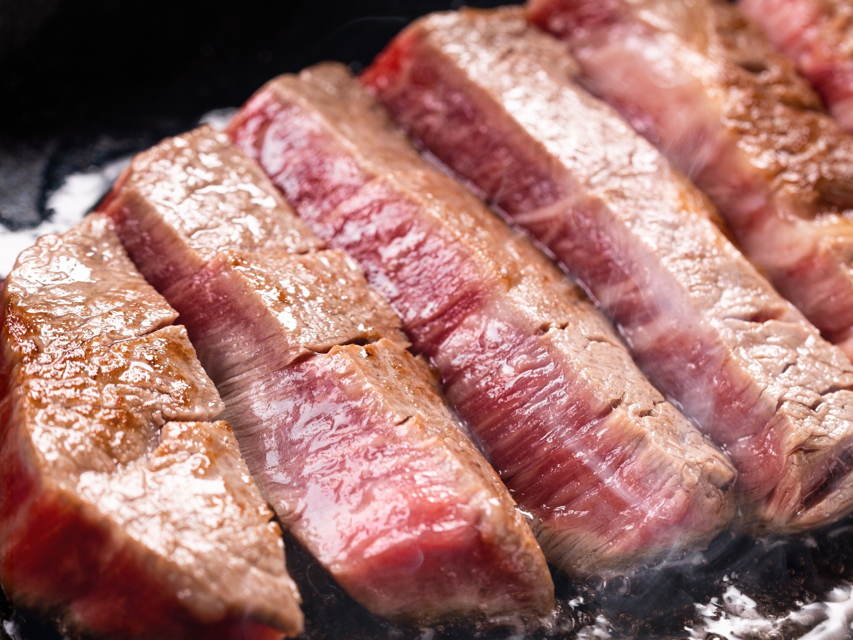 Primer plano de un filete cocido con marcas de la parrilla.