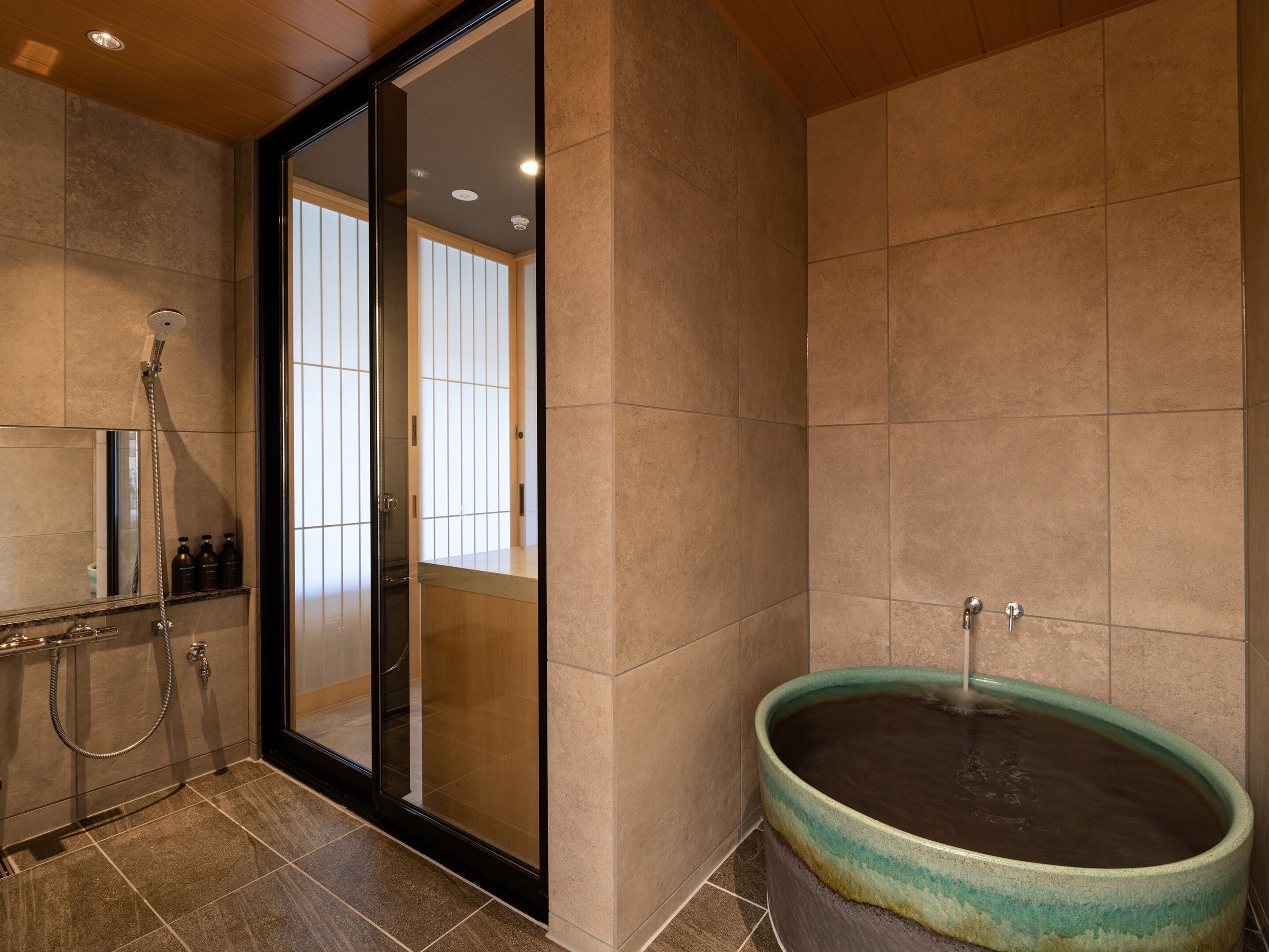 Quarto duplo, 2 quartos, para não fumantes, vista para a montanha (301, Private Open-air Bath) | Banheiro | Banheira e chuveiro separados, produtos de toalete grátis