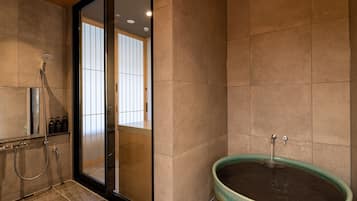 Quarto duplo, 2 quartos, para não fumantes, vista para a montanha (301, Private Open-air Bath) | Banheiro | Banheira e chuveiro separados, produtos de toalete grátis