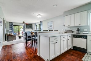 冰箱、微波炉、烤箱、炉灶