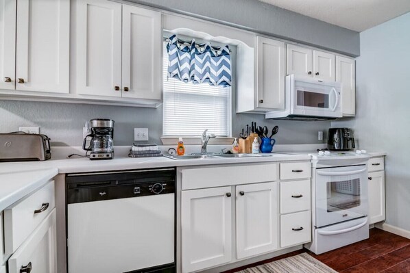 冰箱、微波炉、烤箱、炉灶