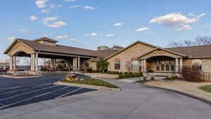 A building with a covered entrance and a shop named "PRO SHOP" on the right. - Tranquil 2-Bedroom Pointe Royale Condo (Branson)