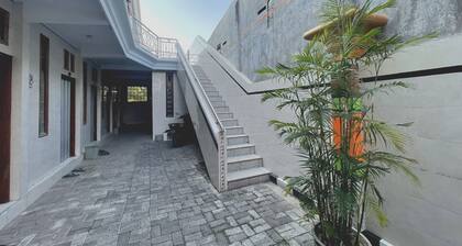 SPOT ON 93035 Karman's Sari Homestay Syariah