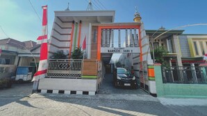 A modern building with a sign reading "Karmans - Sari 2". - Hotel O Karman's Sari Homestay Syariah (Gresik)