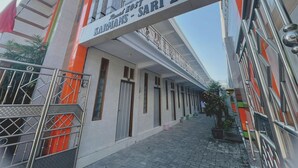 A building with a sign reading "KARMAHANS - SARI 2". - Hotel O Karman's Sari Homestay Syariah (Gresik)