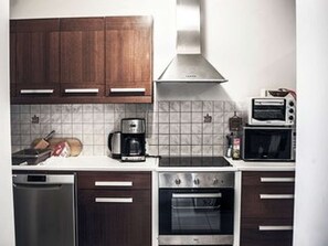 Kühlschrank, Mikrowelle, Ofen, Herdplatte