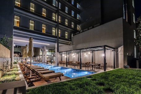 Una piscina al aire libre de temporada
