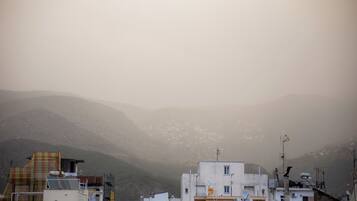Zona residencial con edificios y montañas al fondo.