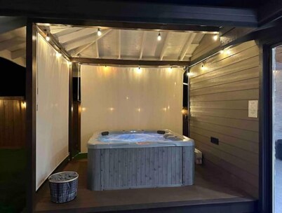 Mt Hood Luxury Home with Hot tub Game room & More