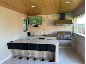 Private kitchen - Mt Hood Luxury Home with Hot tub Game room & More (Gresham)