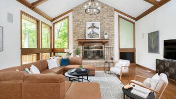 Télévision, cheminée, table de tennis de table