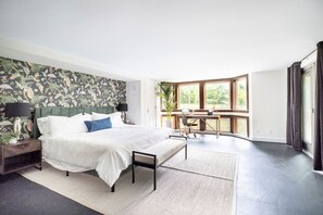 7 habitaciones, escritorio y tabla de planchar con plancha 