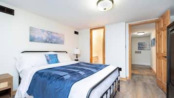 7 bedrooms, desk, iron/ironing board, travel cot