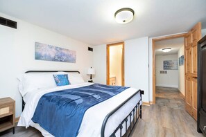 7 habitaciones, escritorio y tabla de planchar con plancha 