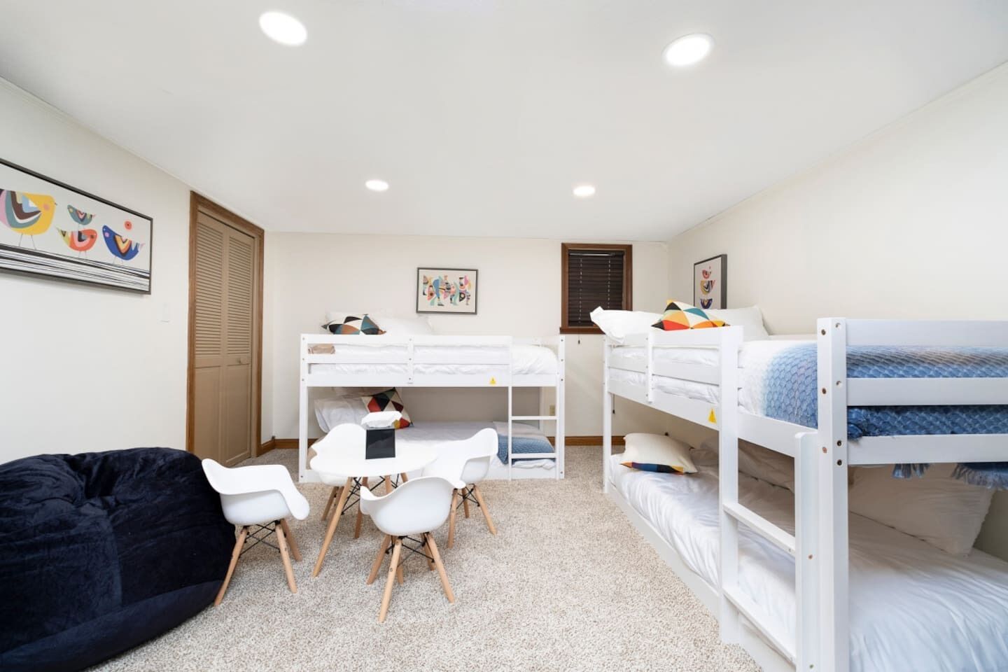 7 chambres, bureau, fer et planche à repasser, lit parapluie