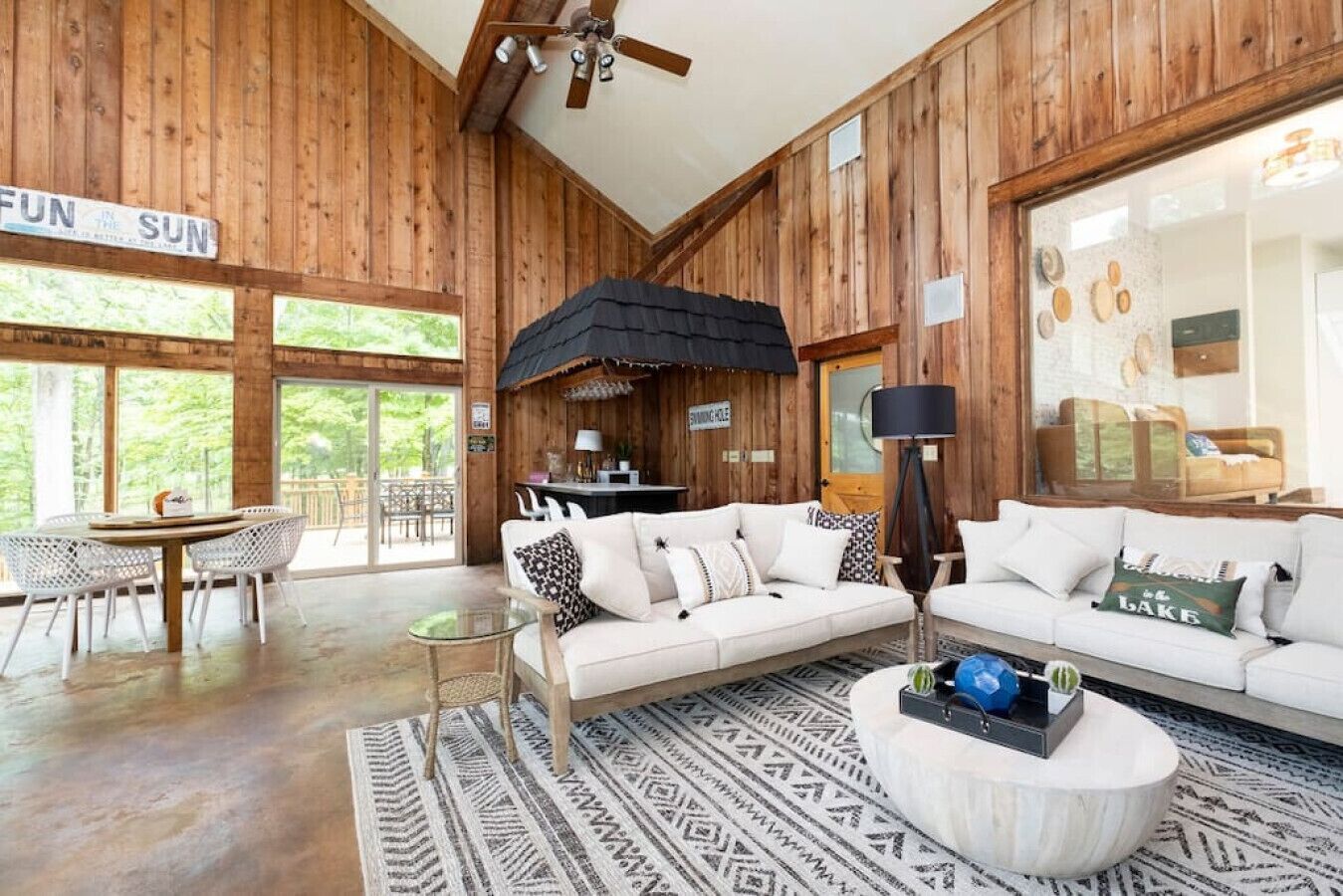 Una televisión, una chimenea, una mesa de tenis de mesa