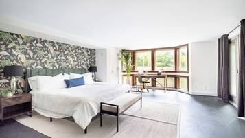 7 bedrooms, desk, iron/ironing board, travel cot