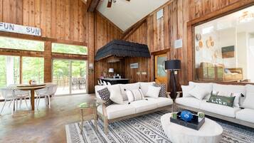 Una televisión, una chimenea, una mesa de tenis de mesa