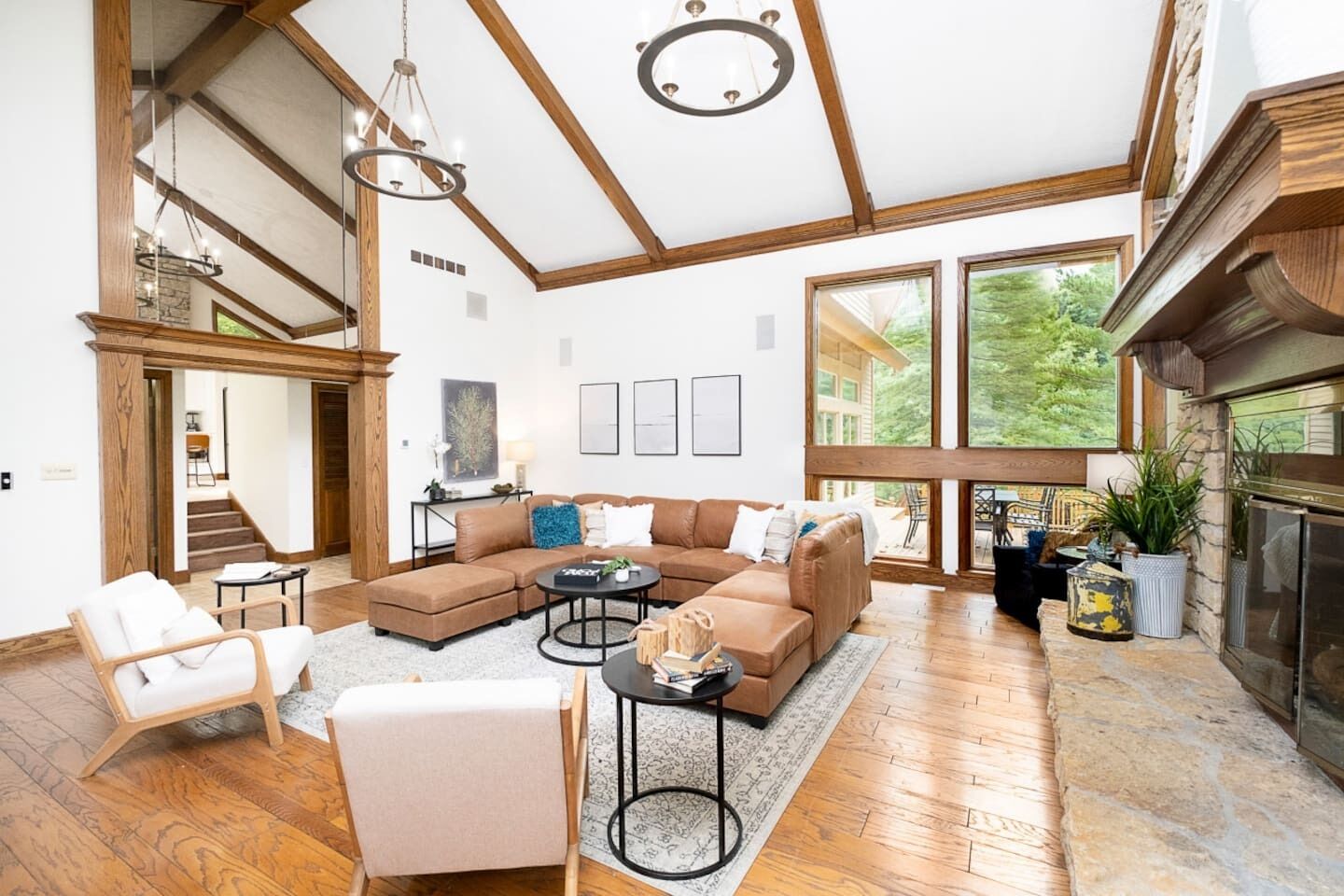 Téléviseur, foyer, table de ping-pong