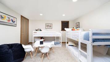 7 slaapkamers, een bureau, een strijkplank/strijkijzer, reisbedje